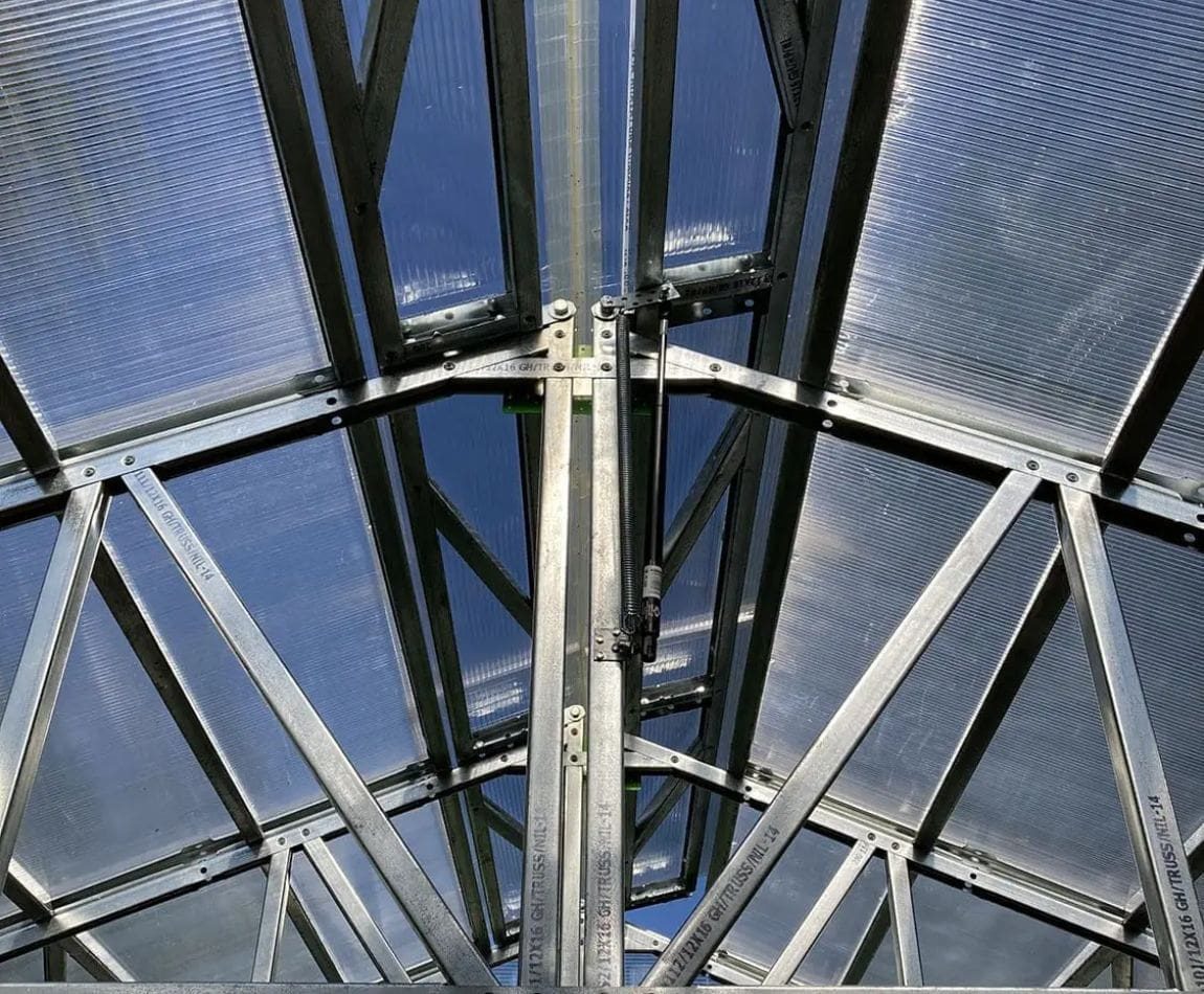 Ventilation system within the roof of a steel frame Ventilation system within the roof of a steel frame